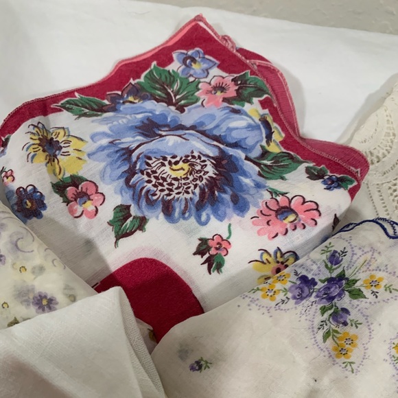 VINTAGE TEXTILE COLLECTION 8 PIECES HANDKERCHIEFS, NAPKIN, FINGERTIP TOWEL - Picture 3 of 7